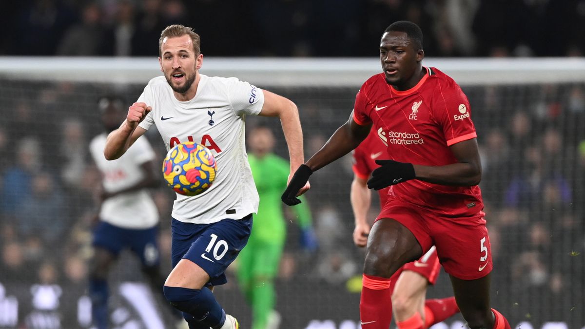 PAP/EPA / FACUNDO ARRIZABALAGA / Na zdjęciu: Harry Kane (z lewej) oraz Ibrahima Konate 