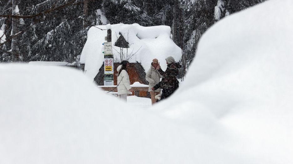 Zakopane, 04.02.2023. Turyści w regionie Kuźnic w Zakopanem, 4 bm. Z powodu bardzo trudnej sytuacji pogodowej oraz wysokiego zagrożenia lawinowego, władze Tatrzańskiego Parku Narodowego zdecydowały o zamknięciu do odwołania całego obszaru Tatr dla ruchu turystycznego. (gm/amb) PAP/Grzegorz Momot