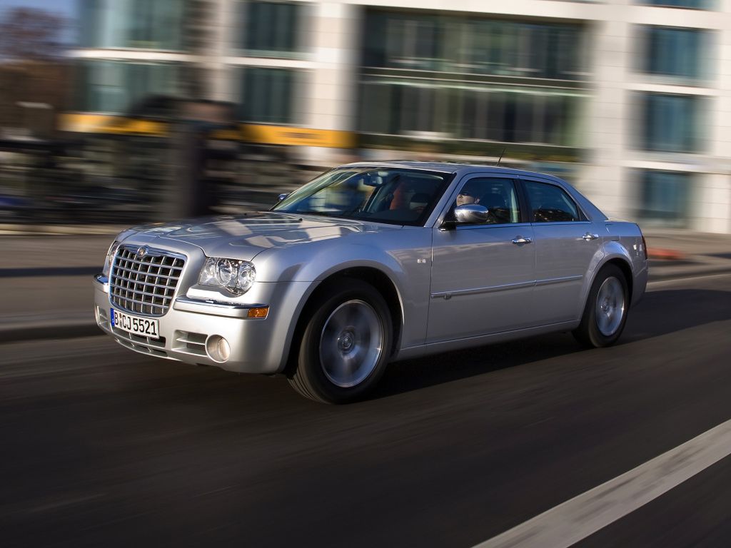 Na wszystkich oficjalnych zdjęciach Chrysler unika zakrętów. Ciekawe czemu...