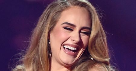 Adele pokazała się publicznie po plotkach o CIĄŻY! Na evencie wspierała ukochanego w KUSEJ MINI (FOTO)