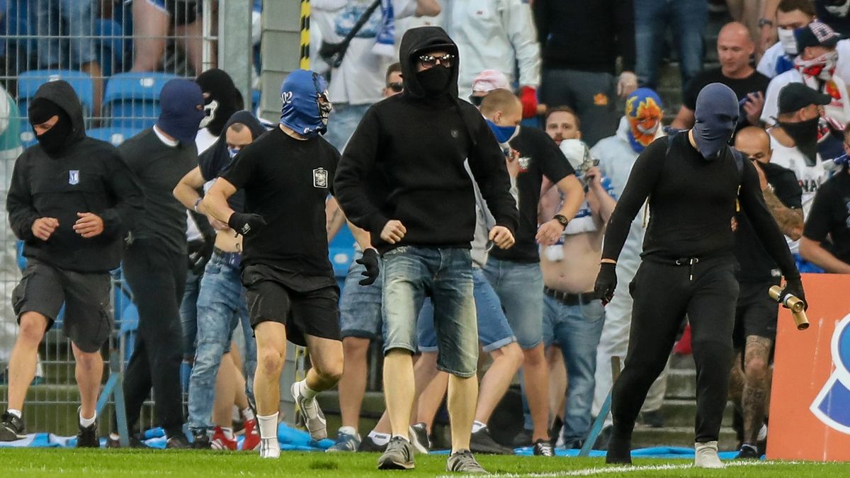 Zdjęcie okładkowe artykułu: Newspix / Pawel Jaskolka / PressFocus  / Na zdjęciu: bandyci wbiegają na boisko trakcie meczu Lecha z Legią