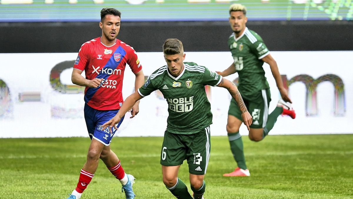 PAP / Maciej Kulczyński  / Na zdjęciu: Michał Chrapek przy piłce