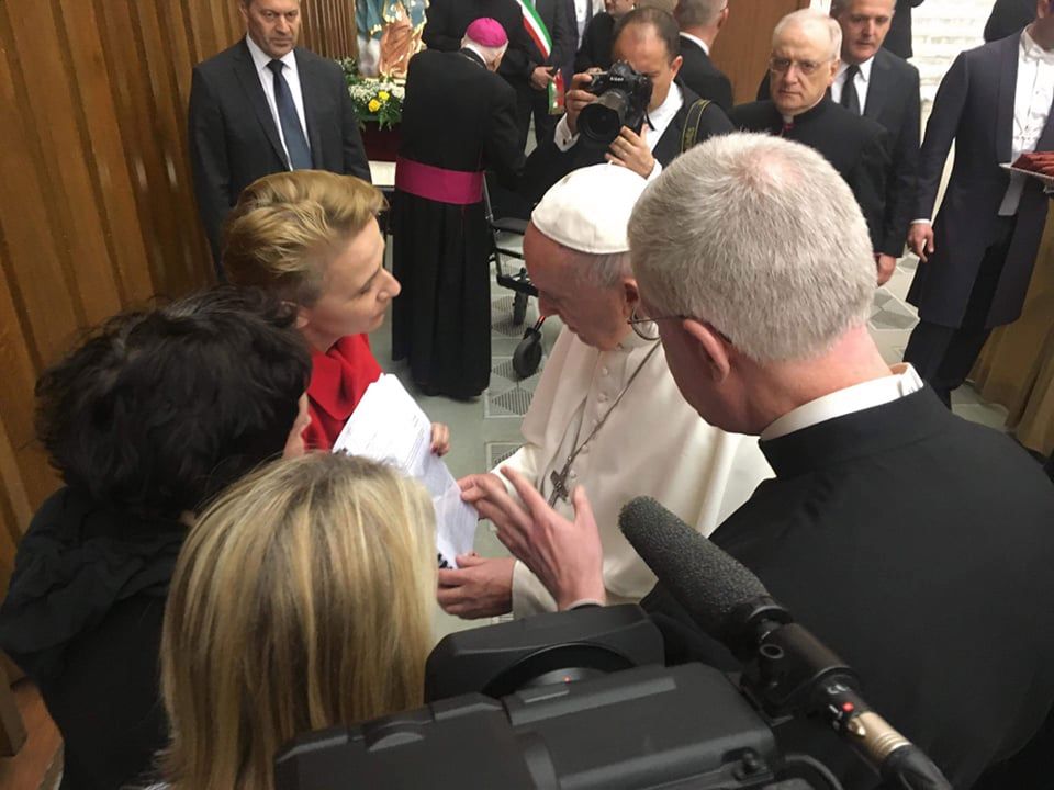 Papież Franciszek ucałował dłoń polskiej ofiary księdza pedofila. "Poruszający moment"