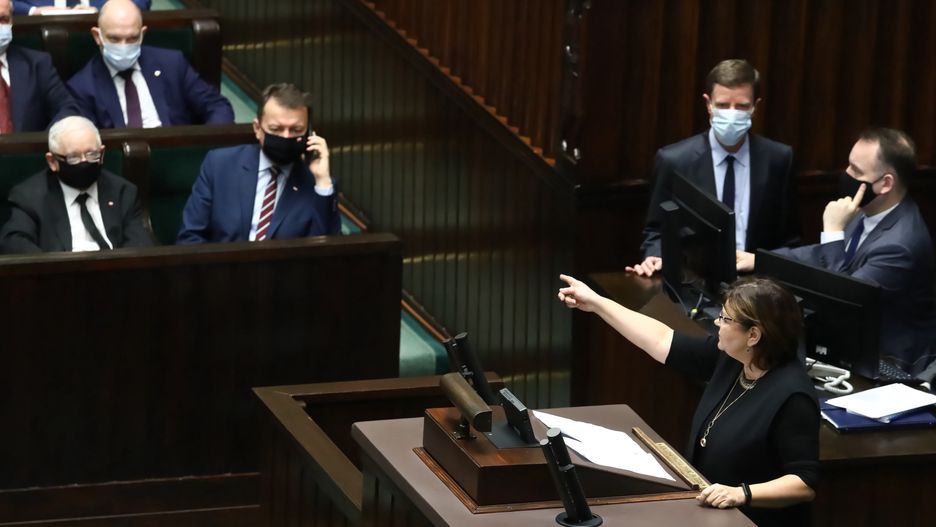 Izabela LeszczynaWarszawa, 17.12.2021. Pos�anka KO Izabela Leszczyna (P-d�) na sali obrad w Sejmie w Warszawie, 17 bm. Dzisiaj w ni�szej izbie parlamentu odb�d� si� g�osowania nad projektem bud�etu pa�stwa na 2022 r. (aldg) PAP/Tomasz GzellTomasz Gzell9, 9., Dziewi�ta, IX kadencja, IX kadencji, kadencji, obrad, Obrady, plenarna, polityk polityka, Polityka, posiedzenie, Posiedzenie Sejmu, sala, Sala plenarna posiedze� obrad, Sejm, Sejm RP