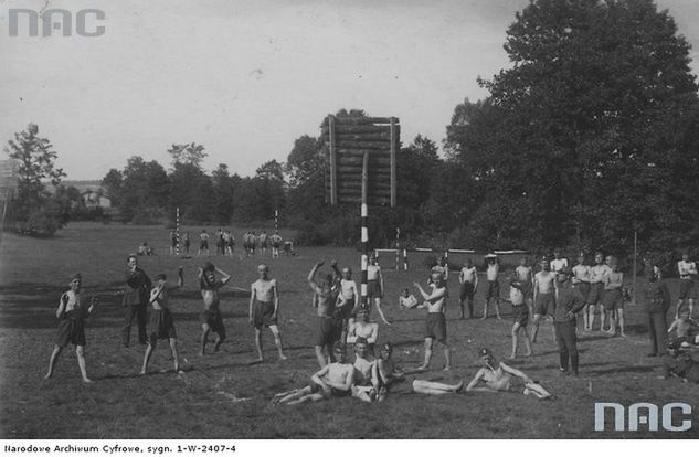 Gra w koszykówkę podczas Obozu Wychowania Fizycznego i Przysposobienia Wojskowego w Myszkowie w 1929 r. W tym roku powstała koszykarska Legia. Źródło: NAC