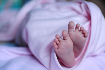 Dziecko wypadło lekarzowi podczas porodu. Sąd wydał wyrok