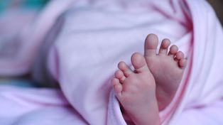 Dziecko wypadło lekarzowi podczas porodu. Sąd wydał wyrok
