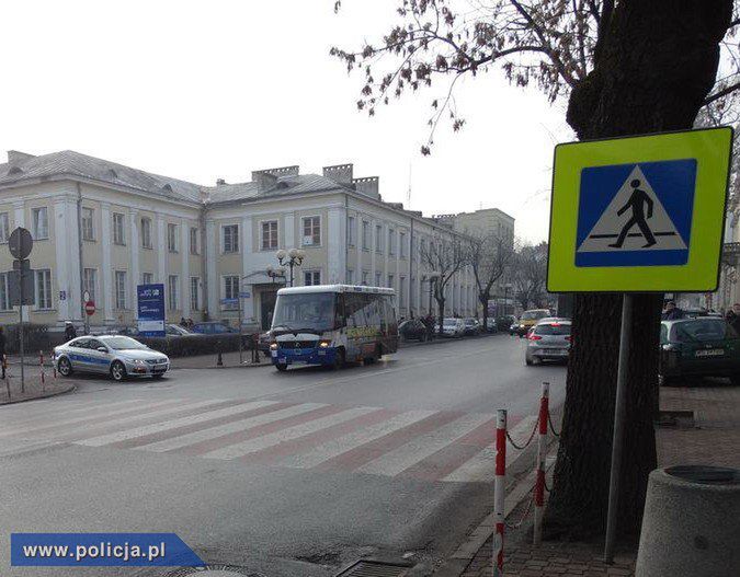 Wejście na "zebrę" wprost zza pnia. Tu nie powinno być albo drzewa, albo przejścia