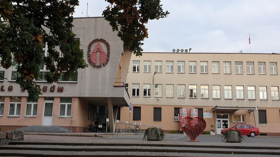 W Urzędzie Miasta w Aleksandrowie Kujawskim odkryto pojemniki z gnijącą kapustą. Policja szybko ustaliła sprawczynię.