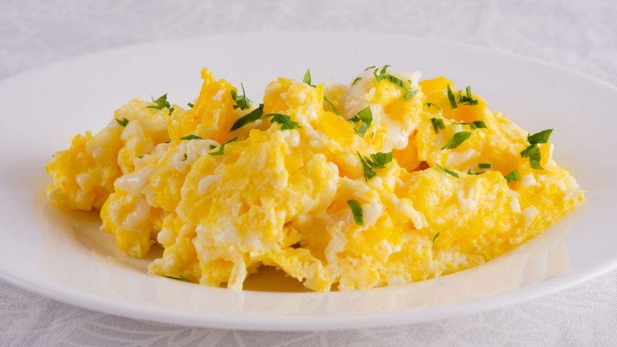 Jajecznica z mlekiem jest delikatniejsza w smaku