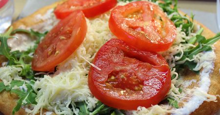 Zapomnij o zwykłym cieście na pizzę. Postaw na węgierski klasyk, który smakuje jeszcze lepiej