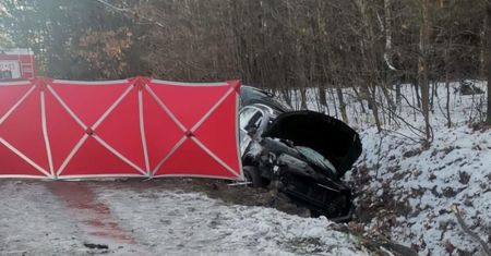 Podczas wyprzedzania Volkswagen wypadł z drogi i uderzył w skarpę. Kierowca poniósł śmierć na miejscu