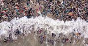 "Szybka moda" zalała plażę. Fotograf pokazał ogromną skalę zanieczyszczeń