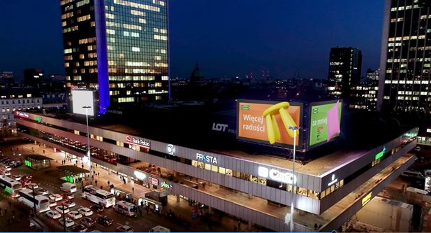 IKEA reklamuje wielką obniżkę cen produktów kampanią "Więcej radości za mniej!"