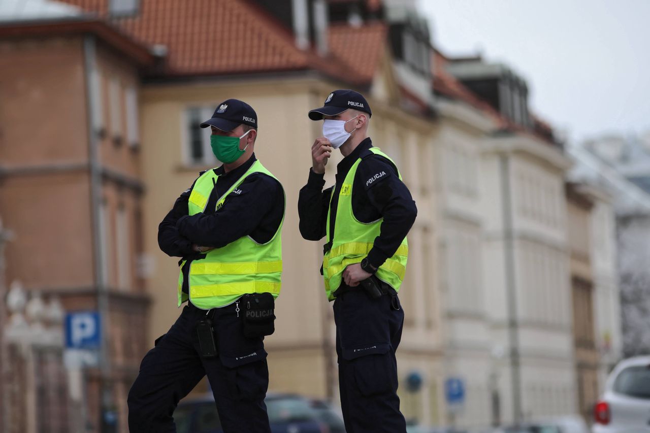 Warszawa. Pluła i kasłała policjantowi w twarz. Potem zerwała mu z twarzy maskę ochronną.