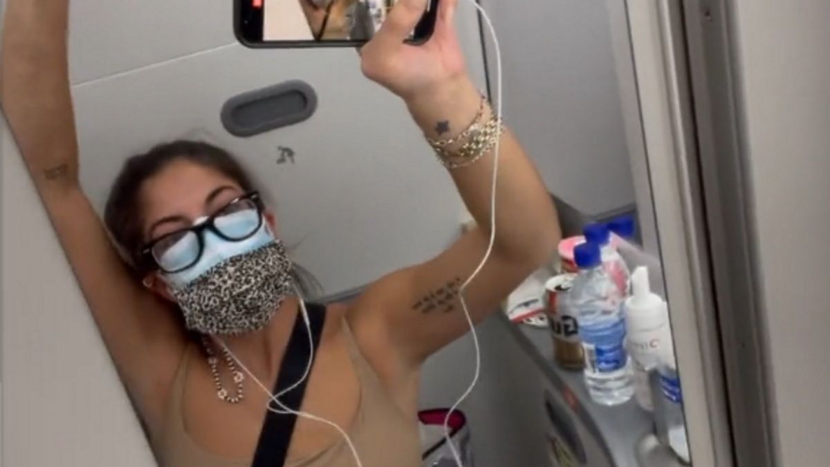 W trakcie lotu odkryła, że ma COVID-19