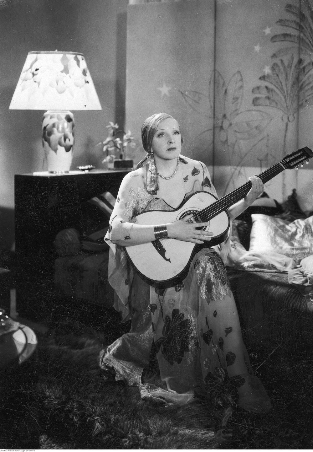 Hanka Ordonówna w filmie "Szpieg w masce" z 1933 r.