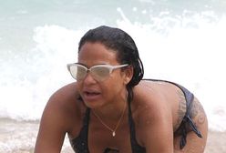 Christina Milian kusi w skąpym bikini wśród wzburzonych fal oceanu