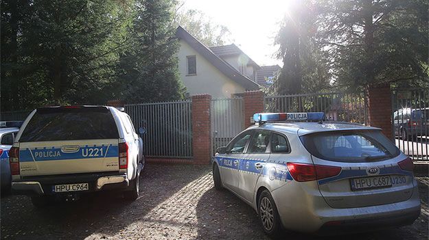 Radiowozy przed nielegalnym domem opieki w Wolicy