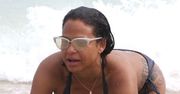 Christina Milian kusi w skąpym bikini wśród wzburzonych fal oceanu