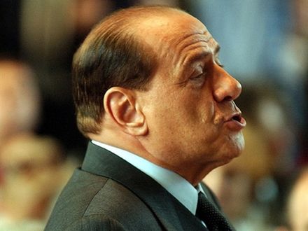 Berlusconi: lepiej patrzeć na ładną dziewczynę niż być gejem