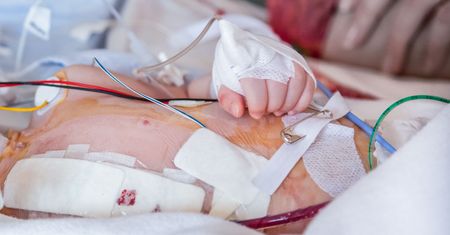 Wykąpana we wrzątku 5-latka znowu w szpitalu. Mama była pijana