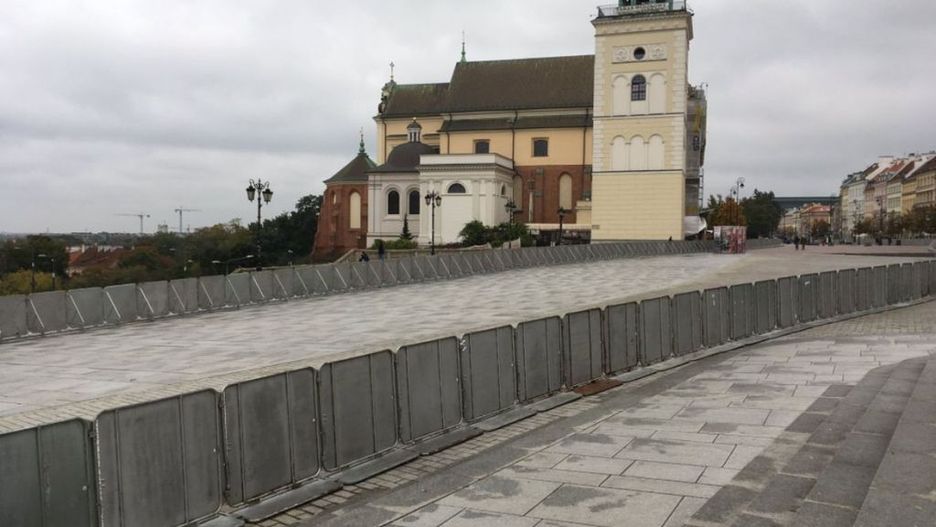 Krakowskie Przedmieście w Warszawie odgrodzone barierkami.