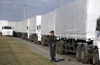 Biały konwój wjechał na Ukrainę. "To wojskowe ciężarówki przemalowane na biało"