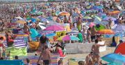 Władysławowo. Setki turystów na plaży. Gubią dzieci i nie boją się koronawirusa