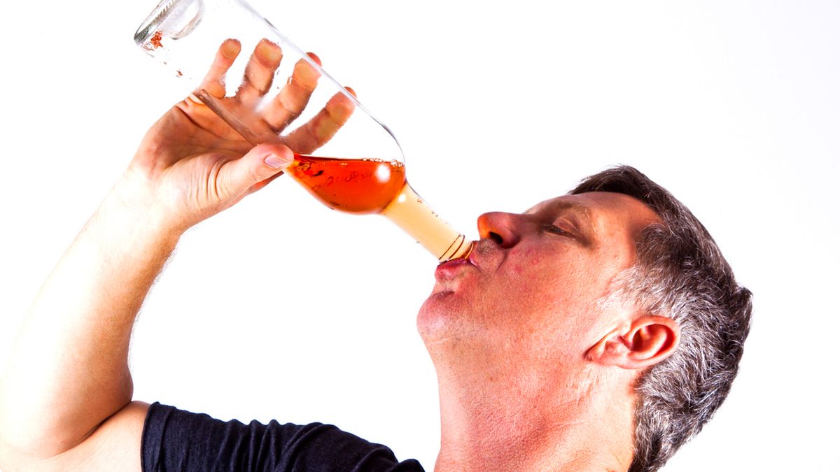 Czerwona twarz po wypiciu alkoholu może być objawem nadwrażliwości na alkohol.