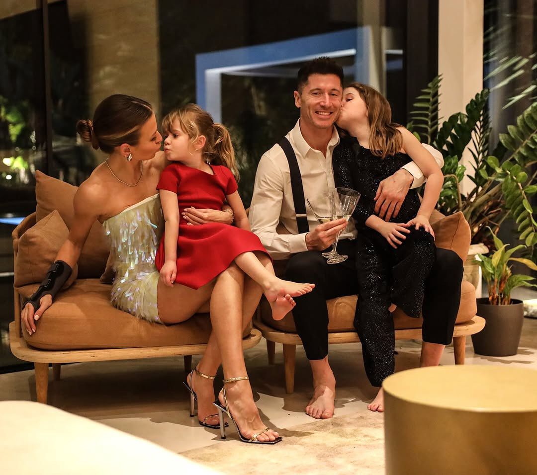 Robert i Anna Lewandowscy z córkami
