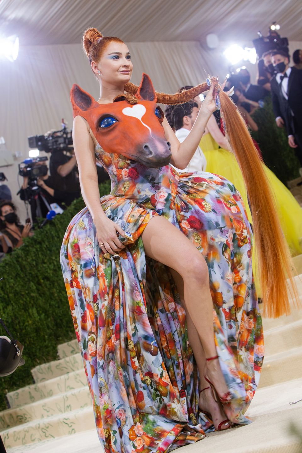Kim Petras z głową konia 