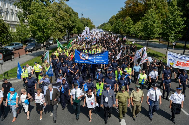 Zarobki mundurowych powinny być wyższe. Tego chcą funkcjonariusze
