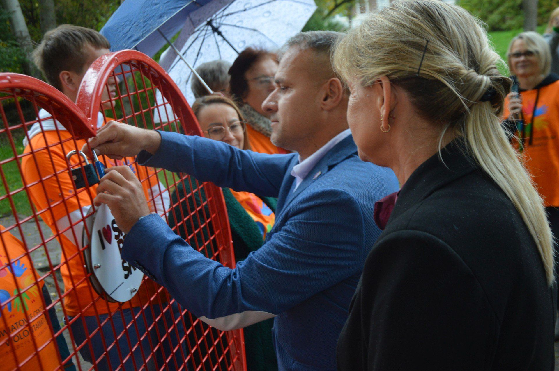 Na Skwerze Braci Zygmuntowiczów stanęło specjalne serce, miejsce na &#34;kłódki przyjaźni&#34;. Pierwsze zawieszono w piątek.