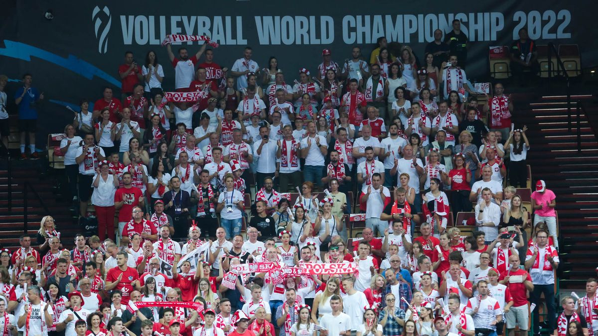 Kibice reprezentacji Polski w katowickim Spodku na meczu mistrzostw świata w siatkówce