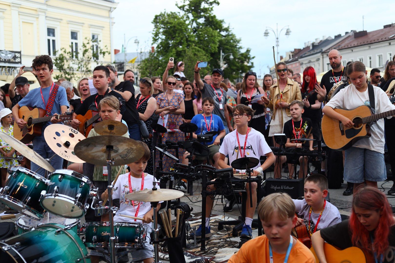 Chętni muzycy z instrumentami grali na środku, pod sceną
