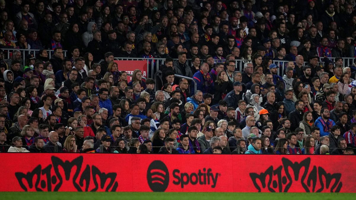 Zdjęcie okładkowe artykułu: Getty Images / Alex Caparros / Na zdjęciu: kibice FC Barcelony