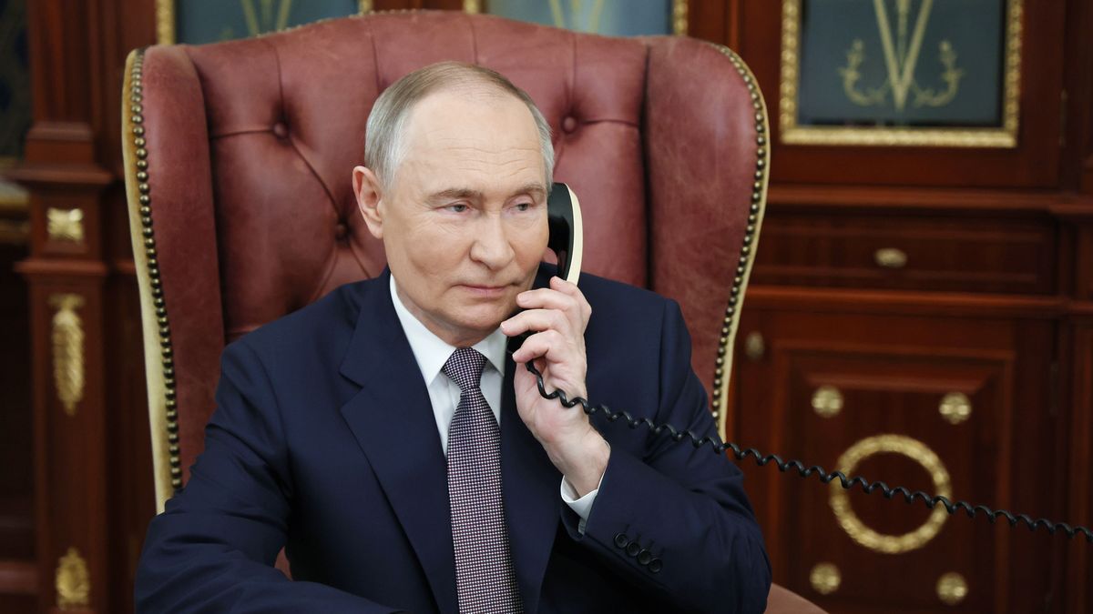 Russian President Vladimir Putin speaks on the phone with Margarita Rutsinskaya, a 10-year-old girl from the Belgorod region, as part of the New Year Tree of Wishes nationwide charity campaign, in St. Petersburg, Russia 24 December 2024. EPA/ALEXANDER KAZAKOV / SPUTNIK / KREMLIN / POOL Dostawca: PAP/EPA.