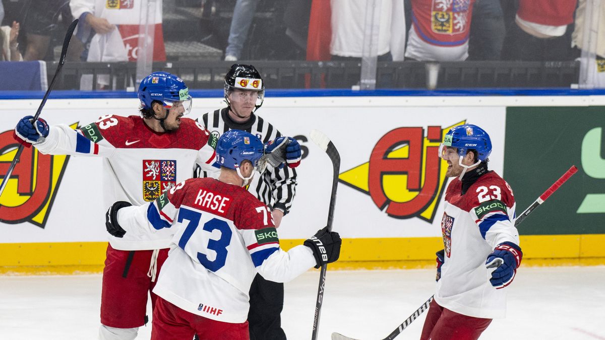 PAP/EPA / PETER SCHNEIDER / Na zdjęciu: hokeiści reprezentacji Czech
