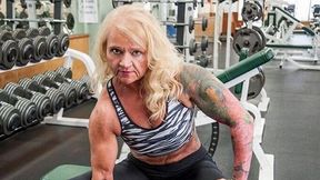 Rzuciła pracę w korporacji, by dźwigać ciężary. 59-latka pobiła rekord świata!