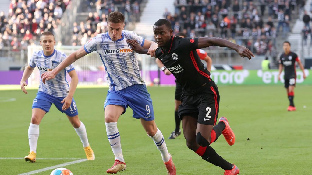 PAP/EPA / Alex Grimm / Na zdjęciu od lewej: Krzysztof Piątek i Evan Ndicka