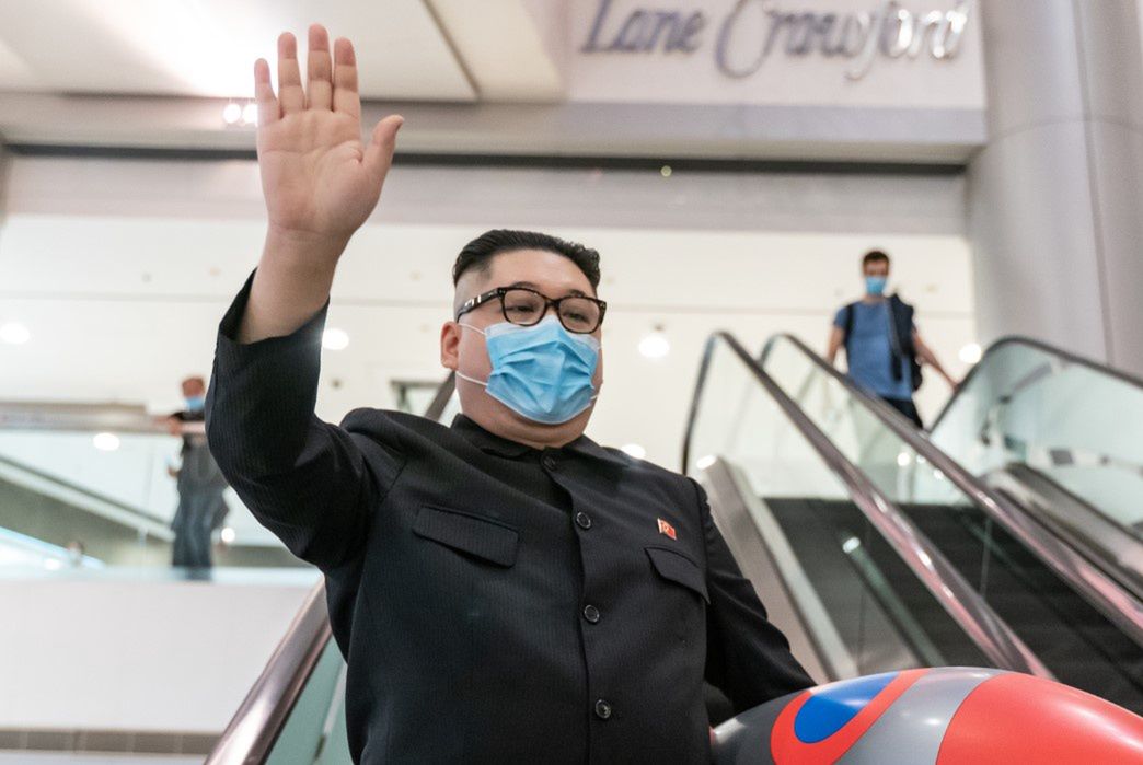 Dowódca Korei Północnej Kim Dzong Un w maseczce na twarzy. 
