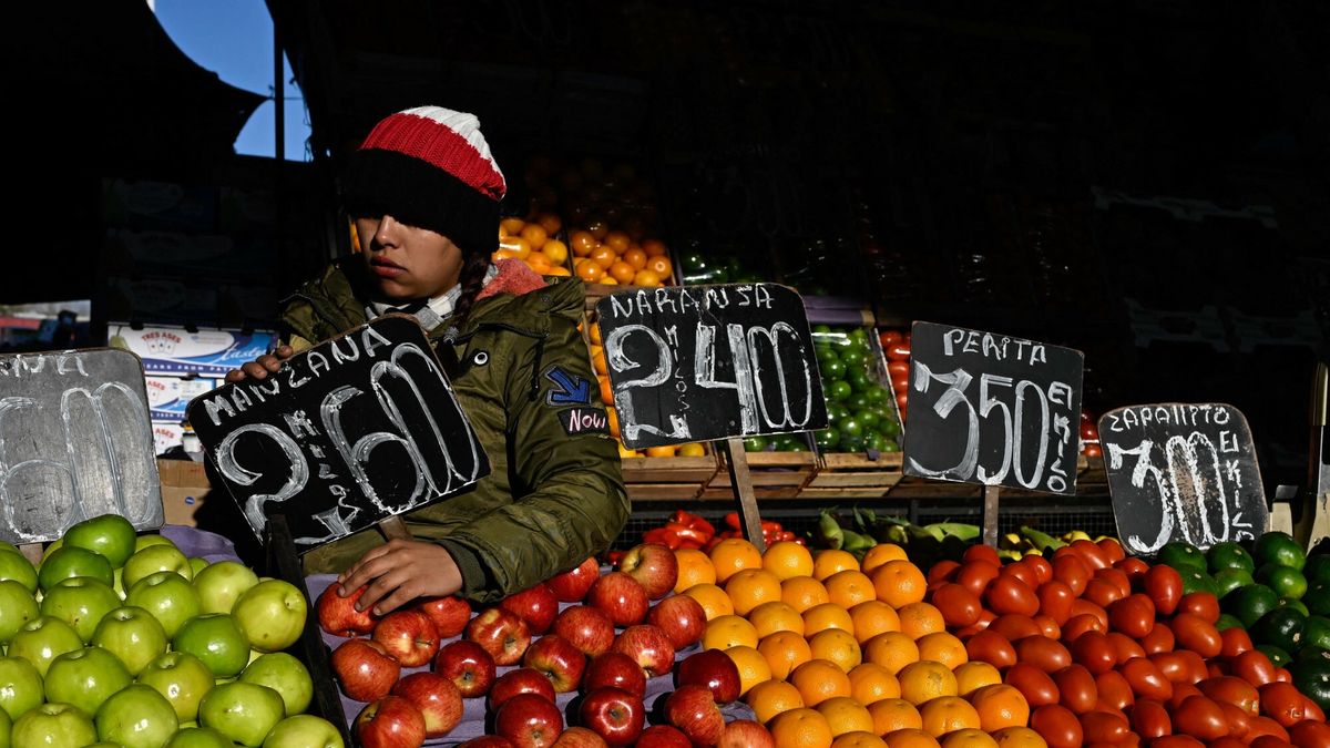Temporary
A worker holds a sign with the price of apples in the Central Market in Buenos Aires on June 13, 2023. Consumer price inflation in Argentina jumped 7.8 percent in May 2023, with an annual inflation rate of 114.2 percent for the 12 months ended May, the official statistics institute Indec published on June 14, 2023. Inflation in the first five months of the year stands at 42.2 percent. (Photo by Luis ROBAYO / AFP)
LUIS ROBAYO