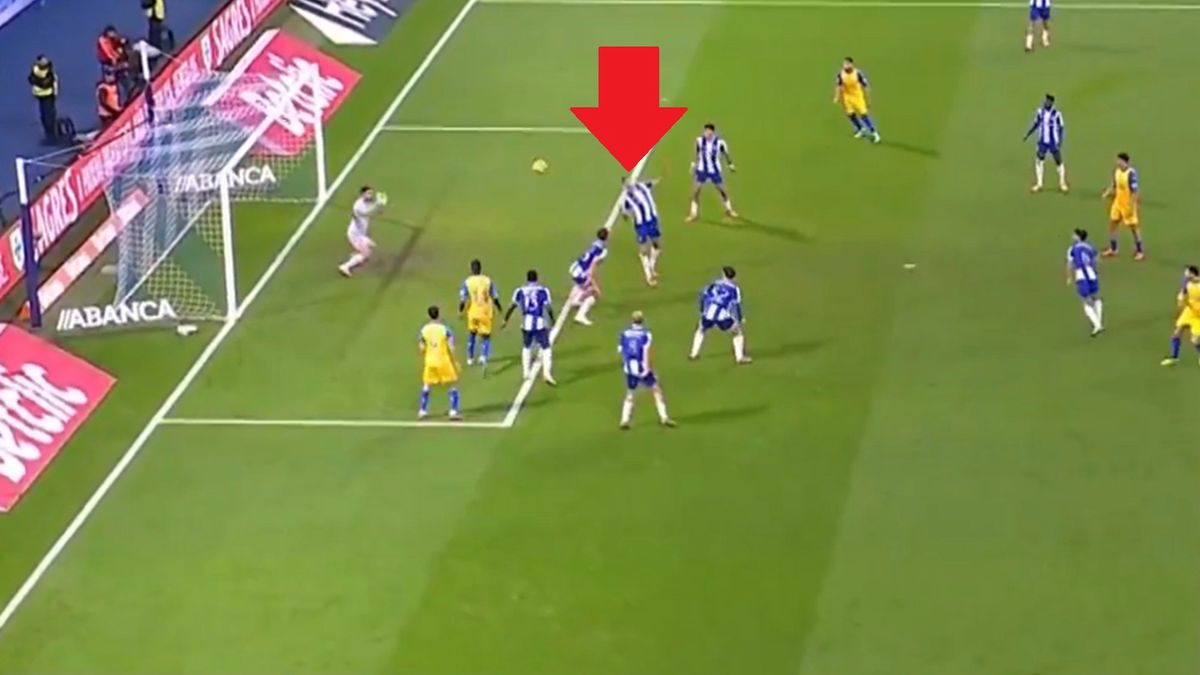 Twitter / ELEVENSPORTSPL / Na zdjęciu: interwencja Bednarka