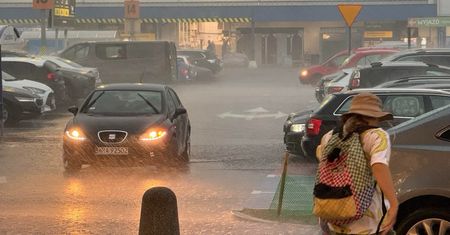 Burza przeszła nad Warszawą. Strażacy mają pełne ręce roboty