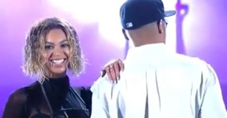 Blue Ivy śpiewa przez mikrofon na koncercie Beyonce!