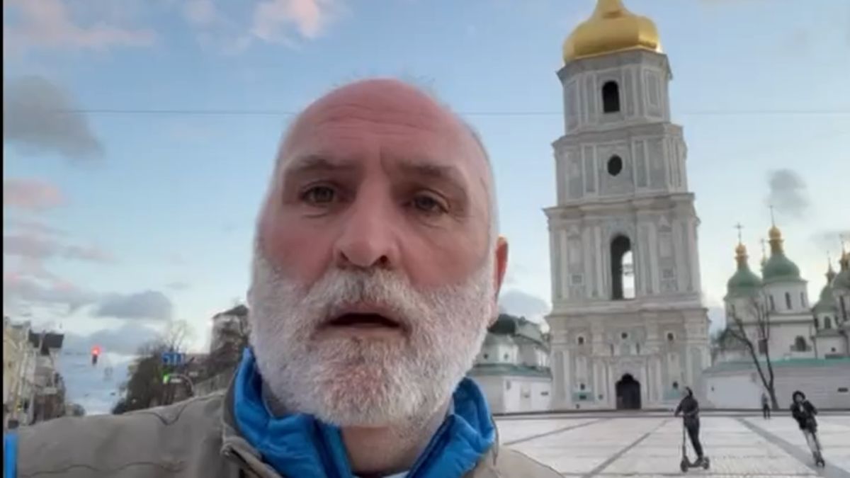 José Andrés rozdaje posiłki w Ukrainie 