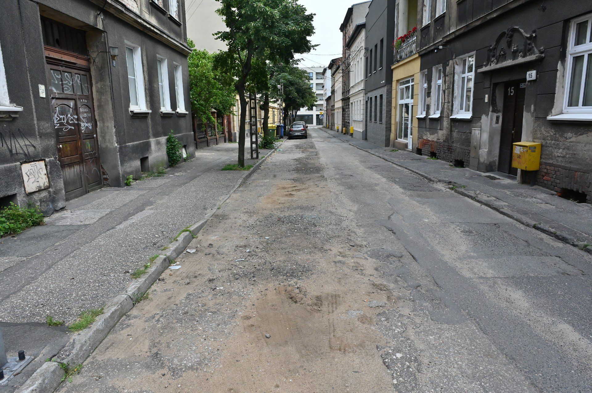 Czytelnik alarmuje, że tak po pracach wygląda Łokietka. Drogowcy przekazują, że roboty nie są jeszcze skończone.