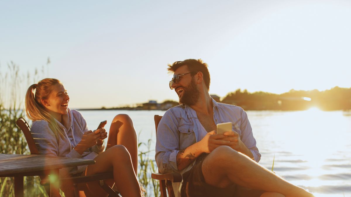 Para siedząca przy jeziorze 