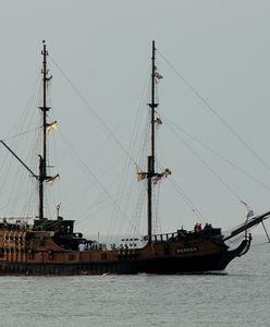 Łeba. Statek z turystami utknął na mieliźnie. Pomógł holownik